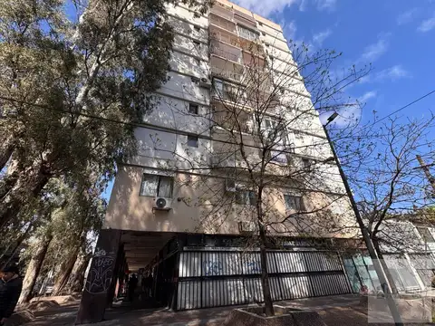 Departamento 3 ambientes con ascensor y balcón al frente