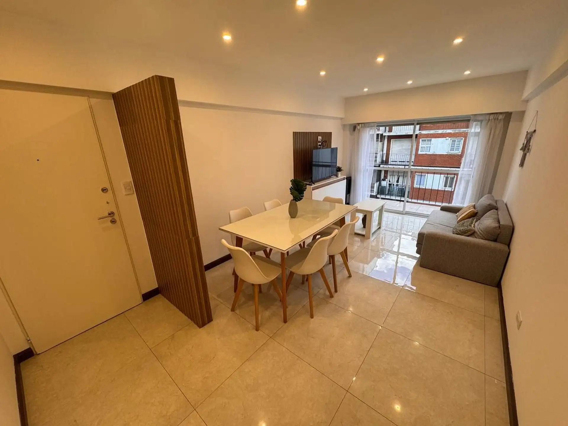 Depto 3 amb, 62m² con balcón al frente — Plaza Colon