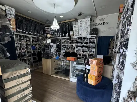Gran oportunidad de Casa de 7 ambientes, con dos Locales y Amplio galpón en Escobar centro!