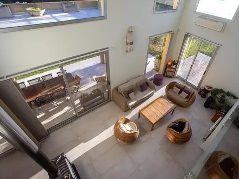 Importante casa, con jardín y piscina, en barrio privado El Molino, Cañuelas.