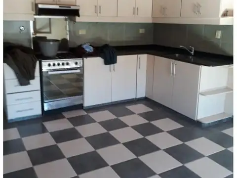 Solido chalet en 1 planta con 2 dormitorios, sobre 201 m2 de