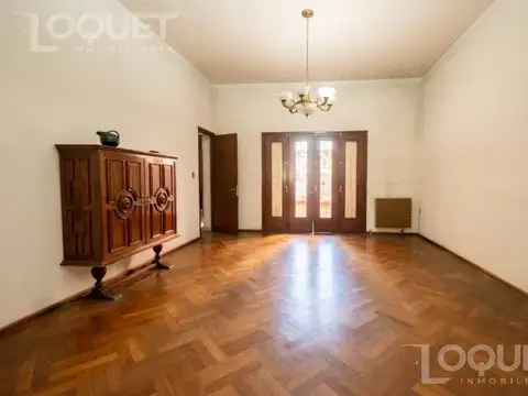 Casa de dos plantas en venta, a metros del Casco histórico de Santa Fe