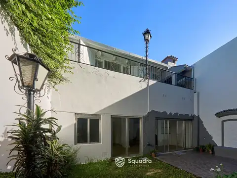 VENTA | PERMUTA - Casa al frente de 3 dormitorios, cochera y jardín - Echesortu. APTA CRÉDITO.