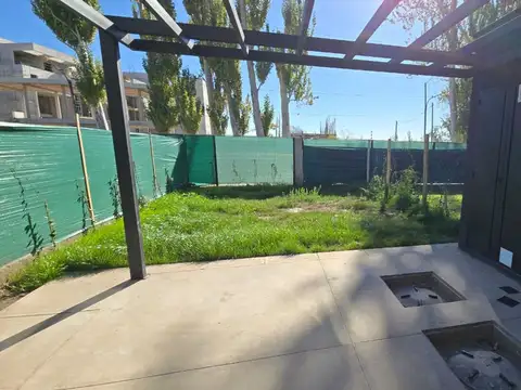Depto Tipo Casa en Alquiler con 2 cocheras