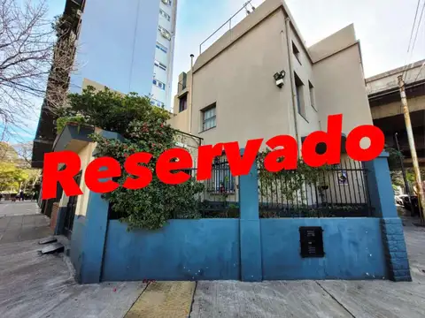 Casa en Esquina a metros del Parque! 4 Ambientes C/cochera, Patio y 2 Terrazas. Excelente Ubicación! "NO APTA PARA CRÉDITO HIPOTECARIO"