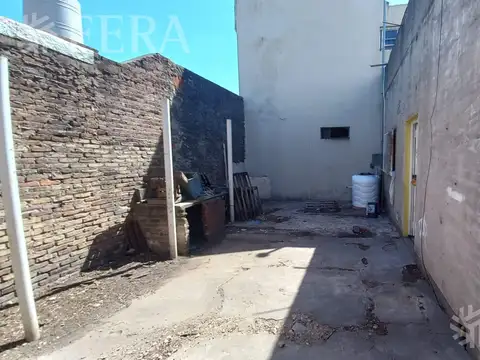 Venta en bloque dos locales con patio en F. Varela