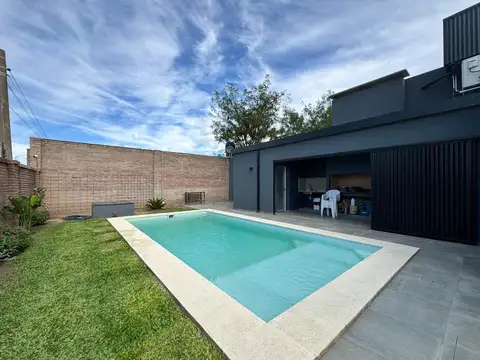Casa en venta esquina de 2 dormitorios -  Quincho y Pileta - Funes