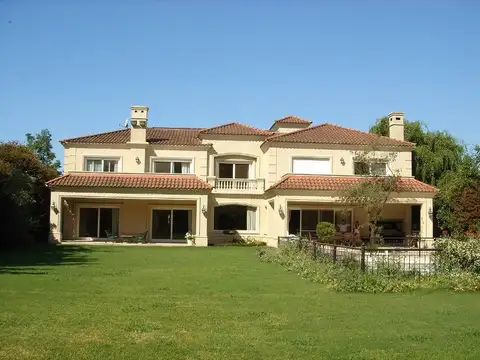 IMPONENTE CASA EN  ALQUILER SIN MUEBLES EN TCC