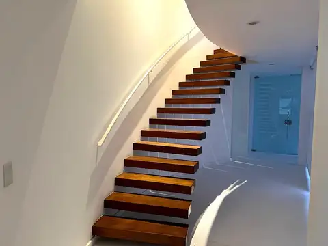 Casa 7 ambientes con 5 baños