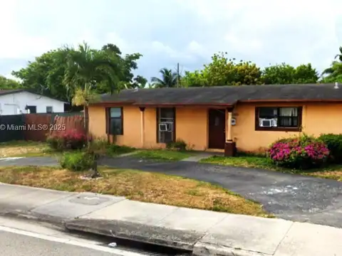 Casa en venta - 3 Dormitorios 1 Baño - Miami