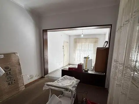 Casa 6 ambientes con 2 baños