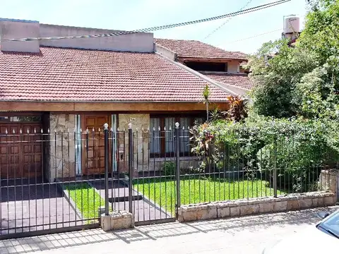 VENTA CASA 5 AMBIENTES EN PARQUE CISNEROS