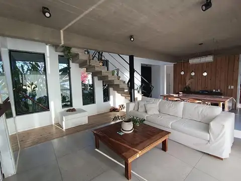 Casa 5 ambientes con 4 baños