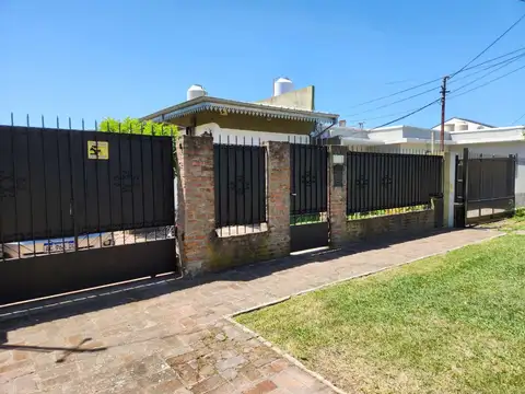 VENTA CASA 4 AMBIENTES CN PATIO Y COCHERA LAVALLOL