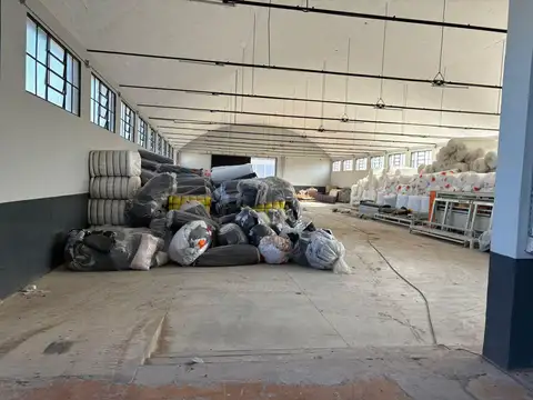 Galpón en alquiler de 1400 M2 sobre Av Eva Peron 7100