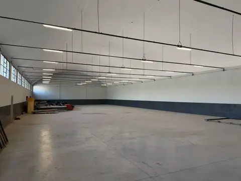 Galpón en alquiler de 835 M2 sobre Av Eva Peron 7100