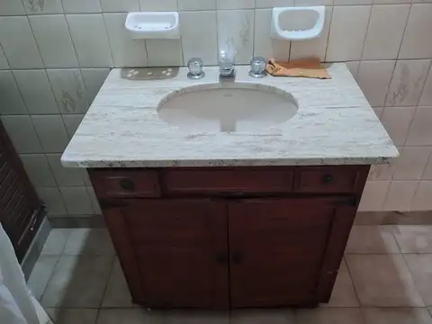 Casa 8 ambientes con 2 baños