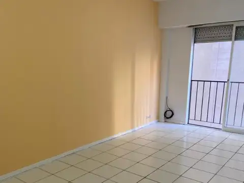 Monoambiente divisible con balcón francés