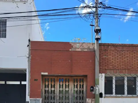 Vendo casa a reciclar en zona céntrica