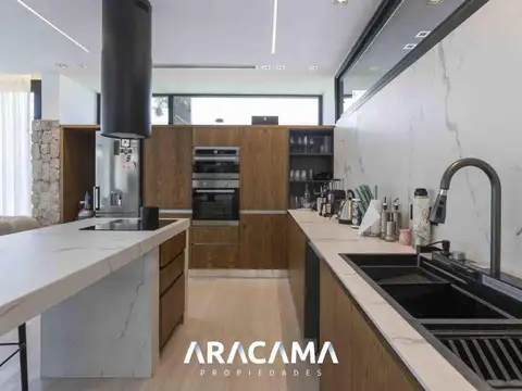 Casa 5 ambientes con 4 baños