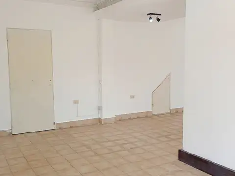 AMPLIO LOCAL COMERCIAL DOBLE VIDRIERA SOBRE AV. ARIJÓN