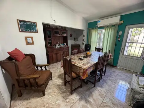 CASA TRES DORMITORIOS CON COCHERA EN BARRIO LAS DELICIAS
