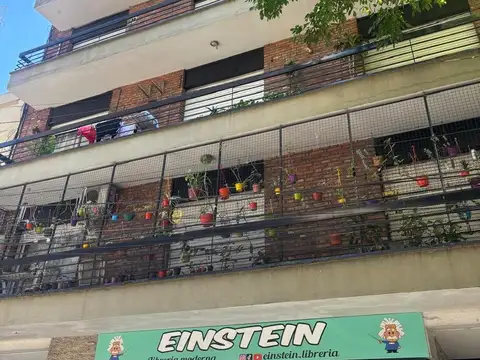 Departamento 4 ambientes cochera cubierta. Olivos.