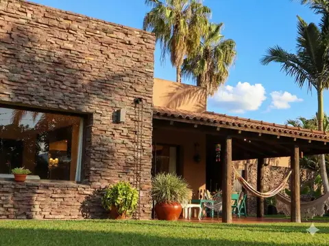 Casa 8 ambientes con 5 baños
