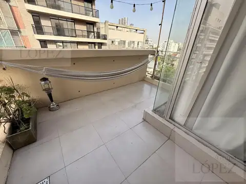 ALQUILER Excelente departamento al frente con amplísimo balcón