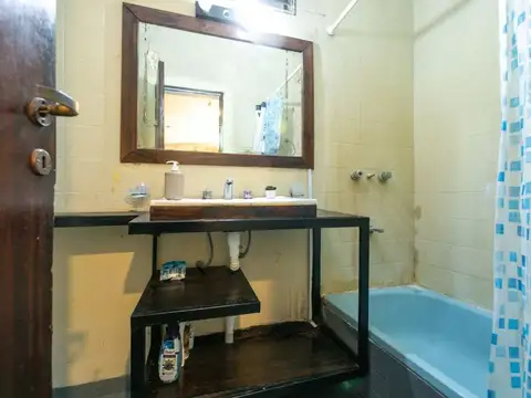 Casa 5 ambientes con jardín, patio y cochera.