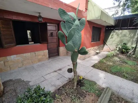 Venta Casa 3 ambientes con garage y patio en Morón