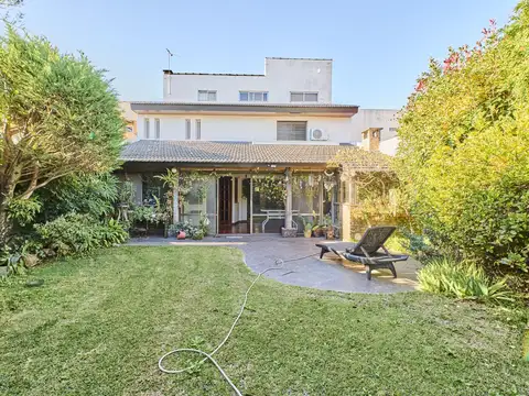 Venta Casa 6 ambientes con cochera y jardin en Villa Luzuriaga