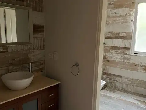 Casa en Alquiler con 2 cocheras