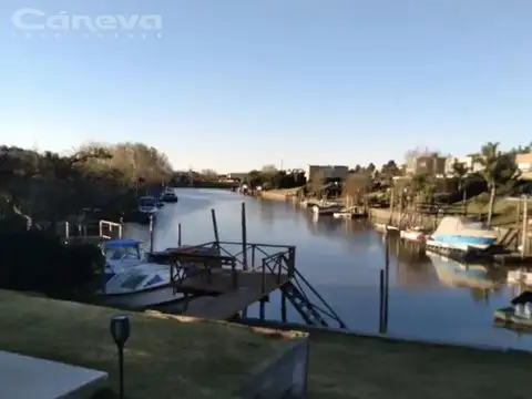 Casa 5 ambientes con 4 baños