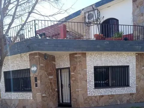 Tte Agneta 1900, casa 3 dormitorios, mas departamento