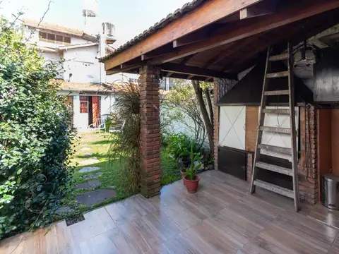 Casa 6 ambientes con 2 baños