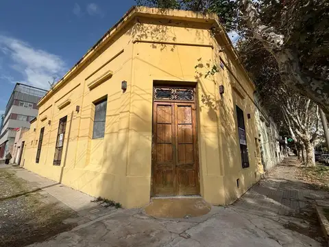 Esquina estratégica gran visibilidad. Ideal múltiples rubros