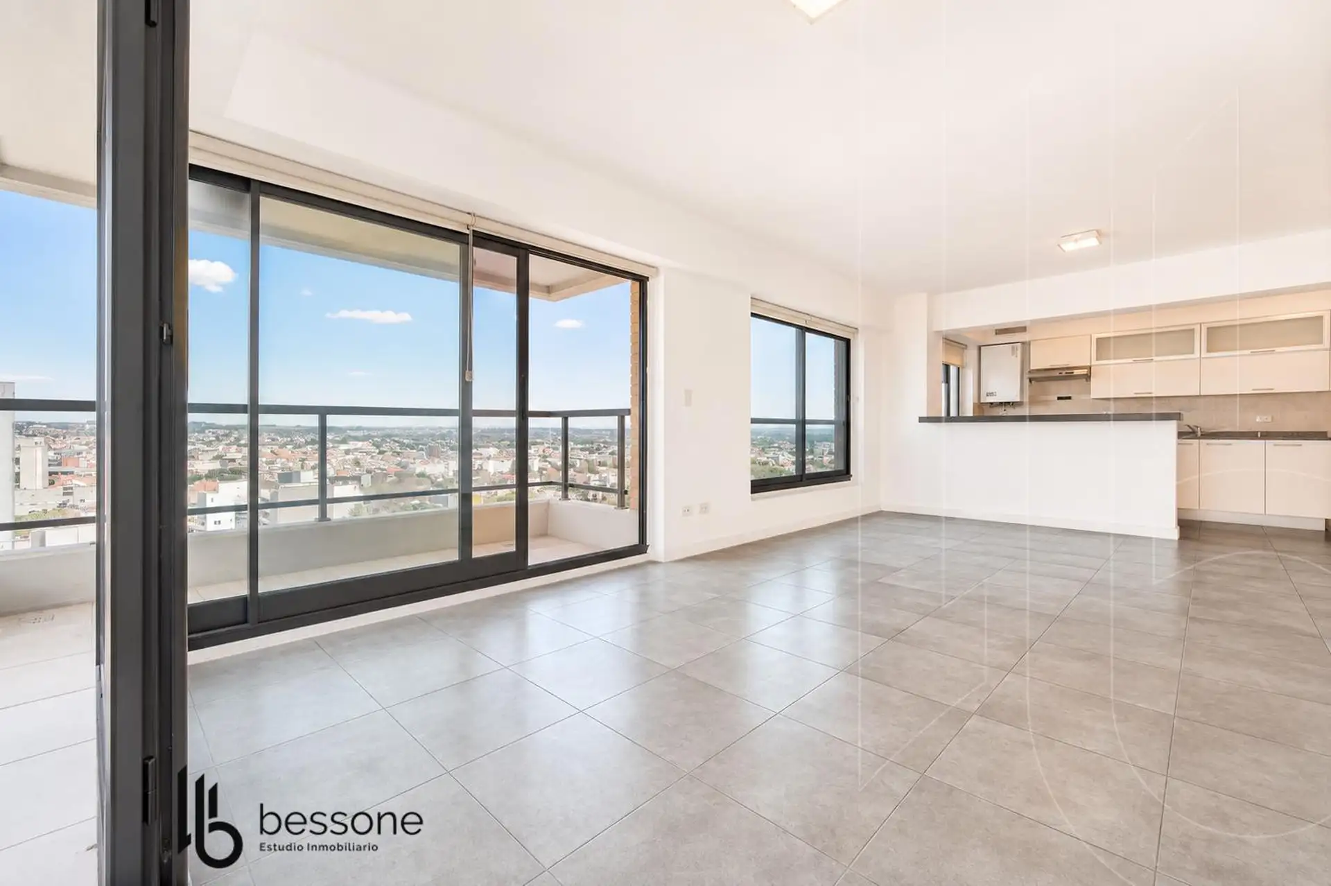 Depto 4 amb, 100m² con cochera y balcón — Playa Grande