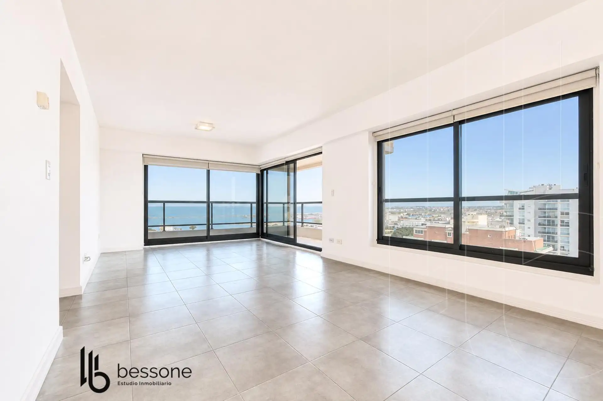 Depto 4 amb, 100m² con cochera y balcón — Playa Grande