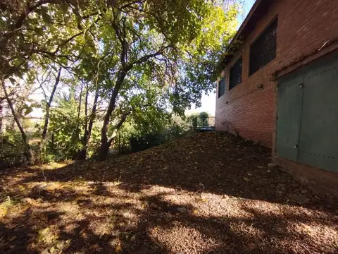 Casa 11 ambientes con 2 baños