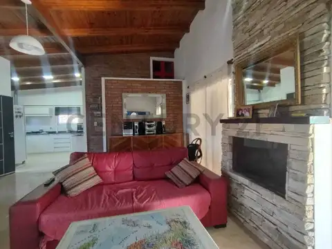 CAS EN VENTA CON PISCINA Y AMPLIO TERRENO EN FUNES CITY