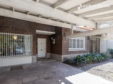 EXCELENTE CASA DE 3 DORMITORIOS, COCHERA,  PLAY DEPENDENCIA JARDIN Y PILETA