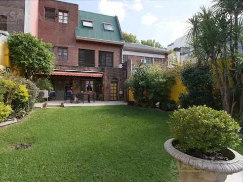 Casa en villa Devoto con Jardin ,Piscina y cochera.