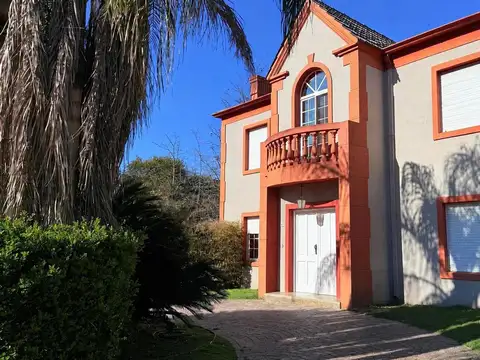 Casa en Venta con 2 cocheras