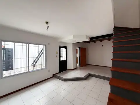 Depto Tipo Casa en Alquiler de 4 ambientes