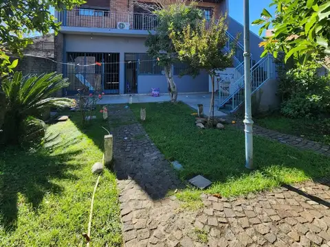 Venta Casa con Local, Jardín y Quincho Solano