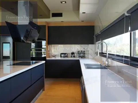 Casa en Alquiler con 4 cocheras
