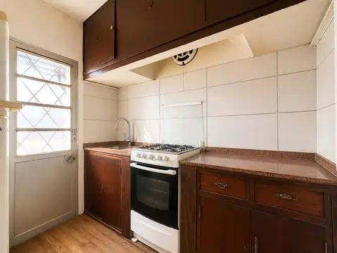 Casa 8 ambientes con 2 baños