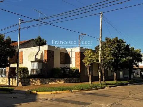 Casa en venta 5 ambientes Luján centro