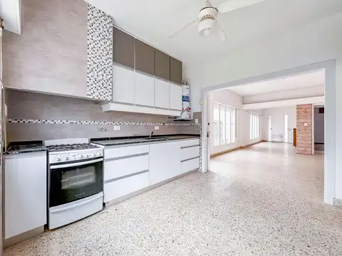 Casa 7 ambientes con 2 baños